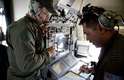 27 de março - Membros da tripulação a bordo de um Air Force AP-3C Orion da Força Aérea Australiana observam mapas de navegação, durante operação de busca pelo Boeing da Malaysian Airlines sobre o Oceano Índico meridional