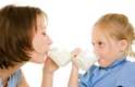 Os pais podem ajudar o filho a largar a mamadeira, mostrando que também tomam seu leite no copo