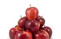 A maçã é rica em fibras, que auxiliam na remoção da placa bacteriana alojada na parte externa do dente