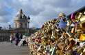 A Pont des Arts coberta por cadeados simbolizando o amor eterno em Paris