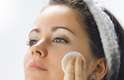 Retirar a maquiagem usada à noite deve ser encarada como o hábito de escovar os dentes para evitar problema cutâneos relacionados, principalmente, à oleosidade