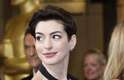 Se você quiser copiar o look de Anne Hathaway, o segredo é usar pomadas e ceras para finalizar e valorizar o corte