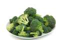 O brócolis faz parte do grupo dos alimentos verdes, tem ácido fólico, ferro e ajuda na saúde do sangue, combatendo a anemia