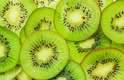 O kiwi é uma boa fonte de vitamina C, sendo que 100 gramas da fruta correspondem a 92 mg do nutriente