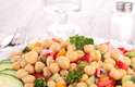 O grão-de-bico é uma leguminosa bem versátil e pode compor pratos como sopa, salada (foto) e patê