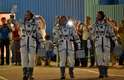 Em seus trajes espaciais, os astronautas saudaram o público que observava cerimônia antes do lançamento