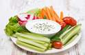 Faça molhos diferentes para saladas e legumes, usando ingredientes como o iogurte e o manjericão