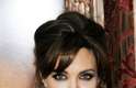 Angelina Jolie valoriza o rosto quadrado com topete alto