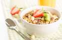 Os cereais integrais, fonte de carboidrato, são ótimos para o cardápio matinal