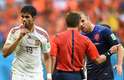 Após marcação de pênalti, Diego Costa faz sinal de silêncio enquanto jogador holandês reclama com árbitro