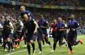 Time holandês faz a festa na Bahia após o quinto gol da equipe sobre a Espanha
