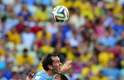 Uruguaio Diego Godin cabeceia a bola em Fortaleza