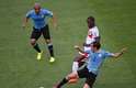 Uruguaio Diego Godin chuta a bola durante partida contra Costa Rica