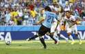 Cavani bate pênalti baixo e no canto e marca o primeiro gol da partida: 1 a 0 para o Uruguai