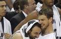 Tiago Splitter abraça Manu Ginobili na comemoração da quarta vitória na série final da NBA