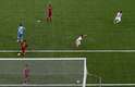 O chileno Vargas comemora o gol que abriu o placar contra a seleção espanhola no Maracanã