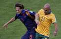 Blind e Bresciano dividem bola em lance de jogo entre Austrália e Holanda