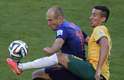 Robben e Davidson disputam bola durante jogo entre Austrália e Holanda