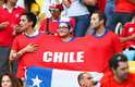Torcedores do Chile vibram com a vitória de 2 a 0 contra a Espanha, em jogo no Maracanã nesta quarta-feira. O resultado eliminou a Espanha da Copa do Mundo
