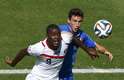 Matteo Darmian e Joel Campbell miram a bola em lance de jogo entre Itália e Costa Rica