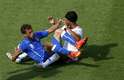 Bolanos e Marchisio caem juntos no gramado após dividida de bola