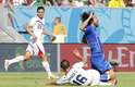 Pirlo e Gamboa dividem bola durante jogo entre Itália e Costa Rica