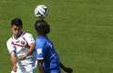 Balotelli disputa bola aérea com Giancarlo Gonzalez durante jogo entre Itália e Costa Rica, nesta sexta-feira, na Arena Pernambuco