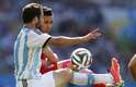 Higuaín disputa bola com Nekounam, em jogo entre Irã e Argentina