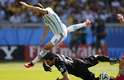 Argentino Higuaín chega ao gol iraniano, mas o goleiro Haghighi faz a defesa