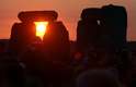 O sol nasce sobre as pedras de pé no pré-histórico monumento Stonehenge, no sul da Inglaterra