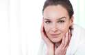 Ao atingir a camada mais profunda da pele, peeling profundo promove a renovação celular da pele, oferecendo resultados satisfatórios principalmente em rostos com rugas acentuadas
