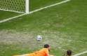 Pjanic, da Bósnia, chuta a bola e faz o segundo gol da seleção