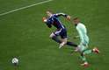 Slimani é lançado no ataque, avança sozinho, mas Neuer sai bem do gol e trava o chute do atacante