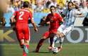 Higuaín tenta jogada durante jogo entre Argentina e Suíça