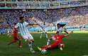 Xhaka reclama de suposta falta cometida por Rojo durante jogo entre Argentina e Suíça