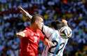 Lavezzi e Xhaka disputam bola aérea durante jogo entre Argentina e Suíça