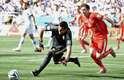 Após defesa, goleiro argentino Romero se atrapalha com a bola e dá chance à Suíça de abrir o placar