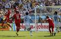 Jogadores suíços saltam para cabecear a bola durante jogo contra a Argentina