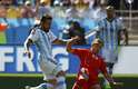 Craque suíço Shaqiri tenta roubar bola de Lavezzi durante jogo contra a Argentina