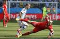 Higuaín domina a bola durante jogo entre Argentina e Suíça