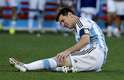Messi fica no chão e sente a perna em partida contra a Suíça