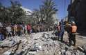 8 de julho - palestinos observam o destroços de uma casa atingida por um foguete israelense