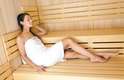 Saunas e banhos quentes são responsáveis por piorar o aspecto das varizes por conta da vasodilatação (processo de dilatação dos vasos sanguíneos através do relaxamento dos músculos dos vasos)