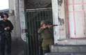 1º de agosto - soldado israelense aponta sua arma contra manifestantes pró-Palestina em Gaza 