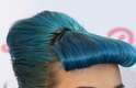Katy Perry combinou o look no cabelo azul com franja na testa para comemorar o lançamento de sua linha de cílios postiços