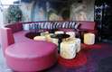 Lounge do Restaurante by WJW harmoniza sofá circular com painel com imagens de catedra Russa