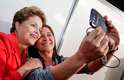 Dilma tirando foto com eleitora durante plenária da Central única dos Trabalhadores