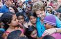12/10/2014 - Dilma Rousseff (PT) em contato com crianças em Guaianases, na zona leste de São Paulo