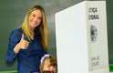 Ticiane Pinheiro vota acompanhada da filha, Rafa, e posta foto no Instagram