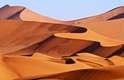 Deserto do Namibe: A Unesco inscreveu o mar de areia desse deserto como patrimônio mundial. Composto por grandes dunas - que são o maior atrativo -, a região estende-se da Angola, passa pela África do Sul e atravessa toda a costa da Namíbia. Poucos povoados habitam o deserto, plantas também são raras, mas destaca-se a espécie cujas folhas absorvem a umidade do ar para sobreviver em ambiente tão inóspito. Para conhecer o deserto alaranjado, agências oferecem passeios de balão, trekking e safári. Passeios de quadriciclo dentro da reserva natural da Namíbia e sandboard são outras atividades promovidas. Na capital da Namíbia, Windhoek, estabelecimentos oferecem hospedagem e opções de turismo aventura.